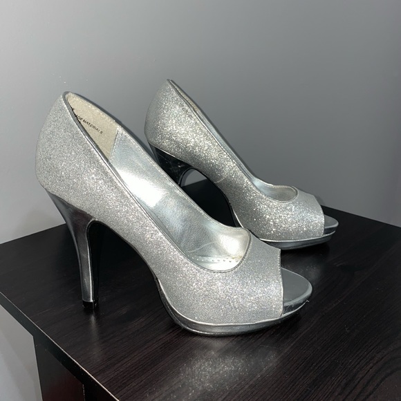 Silver glitter peep toe pumps - Picture 2 of 4